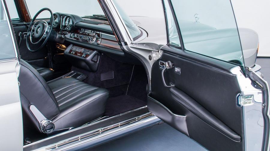 Интерьер Mercedes-Benz 280 SE 3.5 Coupe (W111) 1970 года  (фото 16 из 20)